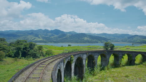 Zug-Fährt-Auf-Der-Eisenbahn-über-Eine-Kleine-Brücke-In-Costa-Rica