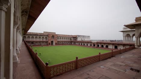 El-Fuerte-De-Agra-Es-En-Realidad-Una-Ciudad-Entera-Con-Paredes-Rojas,-Y-Puedes-Pasar-Fácilmente-Unas-Horas-Explorando-Los-Diferentes-Edificios-Y-Miradores-De-La-Fortaleza