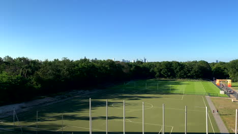 Vista-Desde-El-Estadio-Commerzbank-Hasta-El-Horizonte-Y-Los-Campos-De-Fútbol-De-Frankfurt,-Alemania