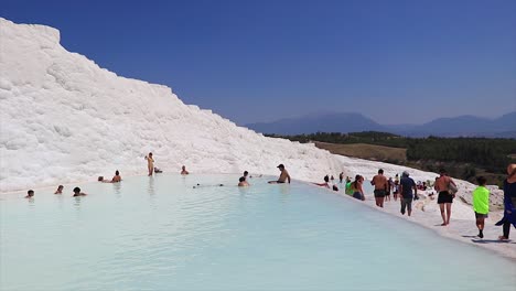 Naturbecken-Mit-Wasser-Und-Darin-Schwimmenden-Menschen-Am-Naturdenkmal-Pamukkale-In-Der-Türkei