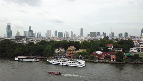 Ciudad-De-Bangkok,-Tailandia,-Paisaje-Urbano-Aéreo-Con-Tráfico-Del-Río-Chao-Phraya-Y-Paseo-Marítimo-En-Un-Día-Brumoso