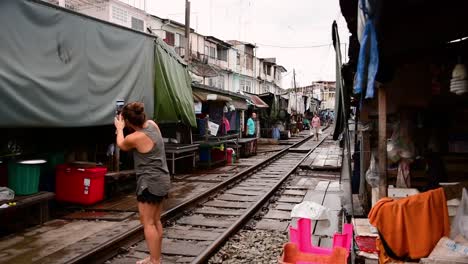 Un-Emocionante-Viaje-En-Tren-Al-Mercado-Ferroviario-De-Mae-Klong