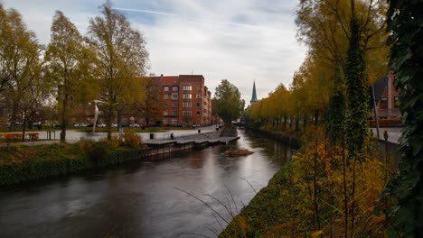 Zeitraffer-Eines-Wunderschönen-Europäischen-Flusses-Im-Herbst