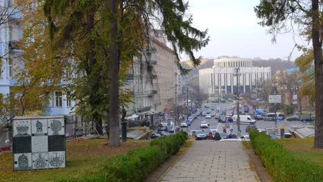 Lapso-De-Tiempo-De-Una-Calle-Muy-Transitada-En-La-Capital-De-Ucrania,-Kiev