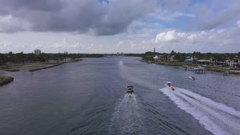 Paseos-En-Bote-Por-El-Río-Loxahatchee-Con-El-Faro-De-Júpiter-Al-Fondo