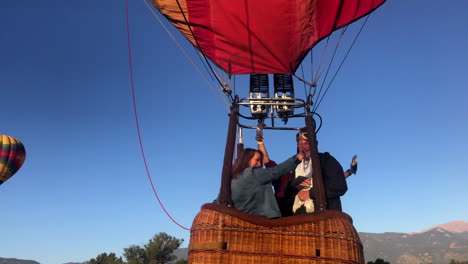 Heißluftballon-Fliegt-Beim-Massenstart-Vom-Festival-Ab