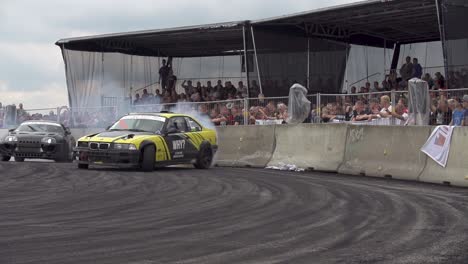 Bmw-E36-Y-Toyota-Supra-A-La-Deriva-En-Una-Pista-De-Deriva-En-Cámara-Súper-Lenta-Con-Mucho-Humo-De-Los-Neumáticos-Y-Carreras-Cerradas