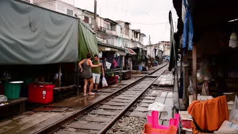 Un-Emocionante-Viaje-En-Tren-Al-Mercado-Ferroviario-De-Mae-Klong