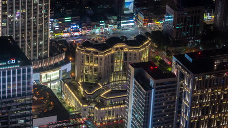 Zeitraffer-Des-Lebhaften-Nachtverkehrs-Und-Der-Beleuchtung-Moderner-Gebäude-In-Der-Innenstadt-Von-Taipeh,-Taiwan