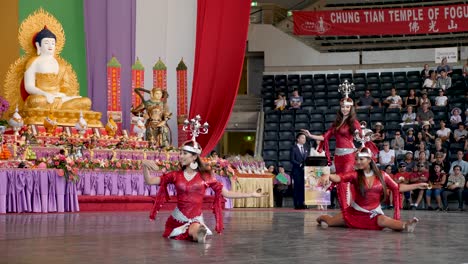 Mujeres-Indonesias-Bailando-Danza-Del-Vientre-Con-Candelabro-En-La-Cabeza-Durante-El-Festival-De-Cumpleaños-De-Buda,-Brisbane-2018