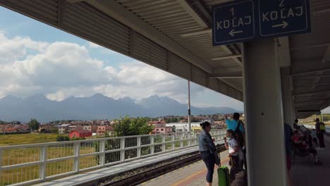 People-waiting-for-high-tatra-mountain-train-at-Poprad-train-station,-Pan-shot