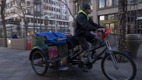 Mann-Fährt-Auf-Einem-Dreirädrigen,-Dreisitzigen-Fahrrad-In-Der-Innenstadt-Von-Denver,-Colorado-Mit-Halber-Geschwindigkeit