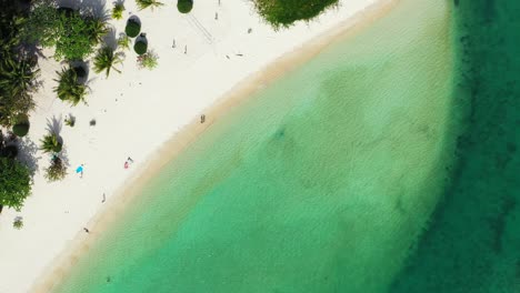 Wunderschönes-Sandkap-Einer-Tropischen-Insel-Mit-Weißem-Exotischem-Strand-Und-Palmen,-Umgeben-Von-Ruhigem,-Klarem-Wasser-Der-Türkisfarbenen-Lagune-In-Thailand