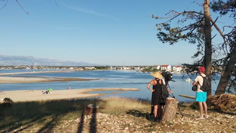 Equipo-De-Televisión-Desconocido-Filmando-Sobre-Una-Playa-De-Arena-En-Nin,-Croacia