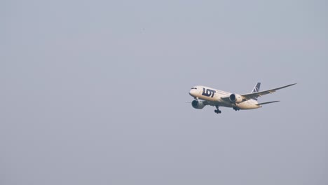 LOT-Boeing-787-8-Dreamliner-SP-LRG-approaching-before-landing-to-Suvarnabhumi-airport-in-Bangkok-at-Thailand