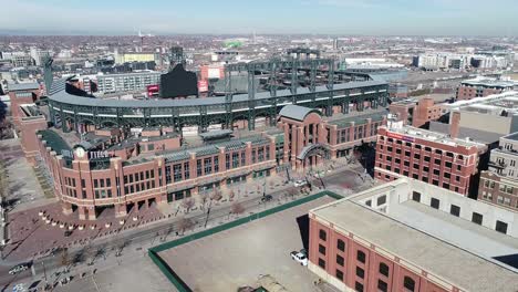 Coors-Field,-Sede-Del-Equipo-De-Béisbol-De-Los-Rockies,-Entrada-Sureste-Filmada-Durante-El-Invierno-Mientras-Está-Vacía