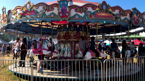 Karussell-Mit-Glücklichen-Kindern-Auf-Dem-Coos-County-Fair,-Sommer-2019