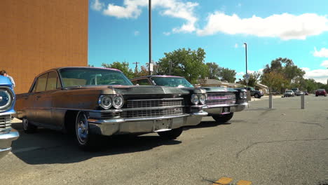 Fila-De-Autos-Cadillac-Deville-Y-Eldorado-Estacionados-En-La-Calle,-Revelar