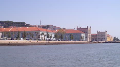 Handelsplatz-Mit-Dem-Boot-Erschossen.-Blick-Vom-Fluss