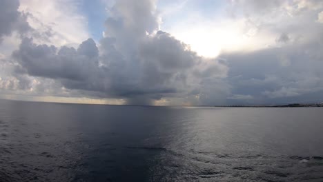 Eine-Langsame,-Gleichmäßige-Zeitrafferaufnahme-Einer-Sturmwolke,-Die-Vor-Der-Küste-Von-San-Juan,-Puerto-Rico,-Aufsteigt