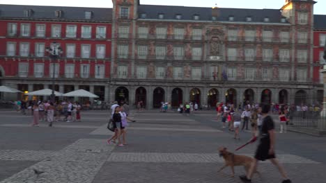 Schneller-Schwenk-Nach-Rechts-über-Den-Plaza-Mayor-Mit-Touristen,-Die-Bei-Sonnenuntergang-Spazieren-Gehen