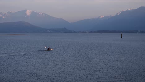 Kayaker-practicing-laps-relentlessly-at-Seebad-Rapperswil-waters,-wide-shot