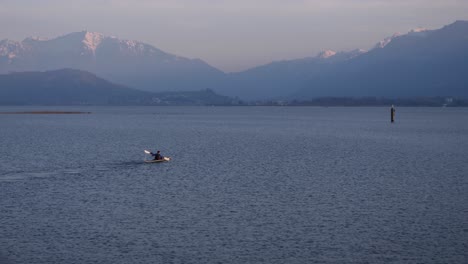 Kayakista-Practicando-Vueltas-Sin-Descanso-En-Las-Aguas-De-Seebad-Rapperswil,-Plano-Amplio