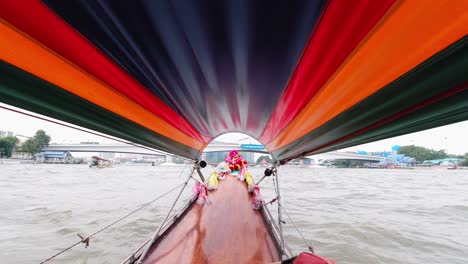 Disparo-Fpv-Desde-Un-Barco-En-Un-Canal-En-Bangkok,-Tailandia