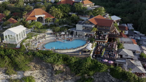 Zonas-Chill-Y-Restaurantes-Con-Piscina-En-Lo-Alto-Del-Acantilado-De-Uluwatu,-Al-Atardecer