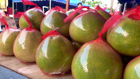 Pomelo-Malasio-Envuelto-En-Exhibición-Con-Material-Plástico-Rojo