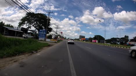 Este-Es-Un-Lapso-De-Tiempo-Con-Una-Cámara-De-Acción-Montada-Frente-Al-Camión,-Conduciendo-De-Pranburi-A-Hua-Hin-Y-De-Hua-Hin-A-Bangkok-En-Phet-Kasem-Road