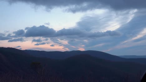 Temprano-En-La-Mañana-En-El-Mirador-De-La-Montaña-Bluff-En-La-Avenida-Blue-Ridge