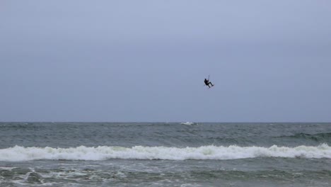 Un-Hombre-Practica-Kitesurf-Durante-El-Invierno-En-El-Mar-Báltico.