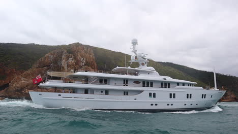 Luxusyacht-MV-Katharine-Motors-In-Den-Lagunenhafen-Von-Knysna