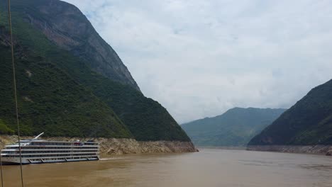 Crucero-De-Pasajeros-De-Lujo-Navegando-Por-El-Desfiladero-En-El-Magnífico-Río-Yangtze,-China