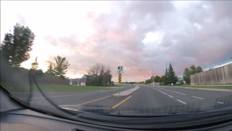 Autofahren-Im-Zeitraffer-Bei-Sonnenuntergang