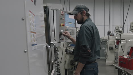 El-Operador-De-La-Máquina-CNC-Utiliza-Una-Máquina-Para-Trabajar-Metales-De-Precisión-En-Una-Instalación-De-Fabricación.