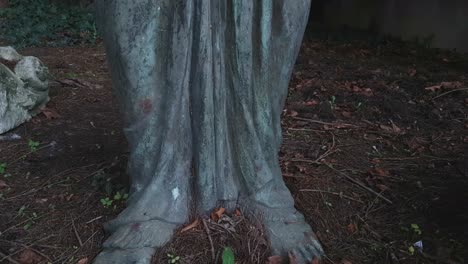 Partes-De-La-Escultura-En-El-Patio-Del-Museo-Sainte-croix-En-Poitiers,-Francia