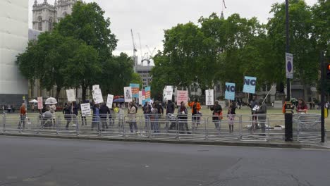 Vorderansicht-Von-Christen,-Die-Ab-2020-Vor-Dem-Britischen-Parlament-Gegen-Die-In-Englischen-Schulen-Gesetzlich-Vorgeschriebene-RSE-Protestieren