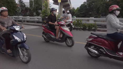 Tienda-De-Plantas-Al-Lado-De-La-Carretera-En-Un-Puente-Bajo-La-Estructura-Del-Nuevo-Metro-En-El-Distrito-De-Binh-Thanh-En-La-Ciudad-De-Ho-Chi-Minh,-Vietnam