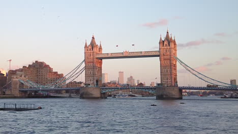 Famoso-Puente-De-La-Torre-Al-Atardecer-El-Primer-Día-Después-Del-Brexit