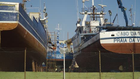 Machico,-Insel-Madeira,-Portugal,-Azoren-Fischerboote-Werden-In-Der-Werft-Von-Caniçal-Repariert