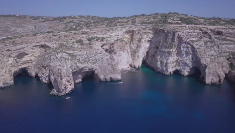 Toma-Aérea-Escénica-De-Drones-De-La-Cueva-Del-Mar-Mediterráneo-Y-Los-Acantilados-Costeros---Gruta-Azul,-Malta
