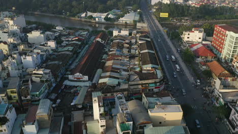 Vista-Aérea-Temprano-En-La-Mañana-Empujando-El-Mercado-De-Thi-Nhe-Y-El-Puente-Sobre-El-Canal-Hoang-Sa-En-El-Distrito-Binh-Thanh-De-La-Ciudad-De-Ho-Chi-Minh.