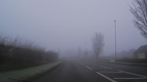 Tablero-De-Instrumentos-Pov-Conduciendo-En-Clima-De-Niebla-Británico-Tráfico-Urbano