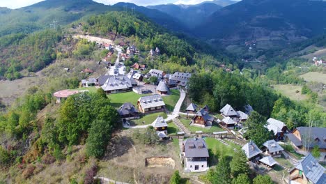 Pueblo-De-Kustendorf-Construido-Para-La-Película-La-Vida-Es-Un-Milagro-Por-El-Director-Emir-Kusturica,-Plataforma-Aérea-En-Aproximación