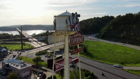 Turkey-Hill-Schild-Hoch-Oben-Auf-Dem-Wasserturm-Mit-Blick-Auf-Den-Susquehanna-River-In-Lancaster-County,-Pennsylvania