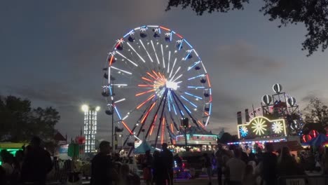 El-Espectáculo-De-Luces-De-La-Rueda-De-La-Fortuna-Se-Enciende-Cuando-El-Sol-Se-Pone-Sobre-La-Feria-Estatal-De-Carolina-Del-Norte