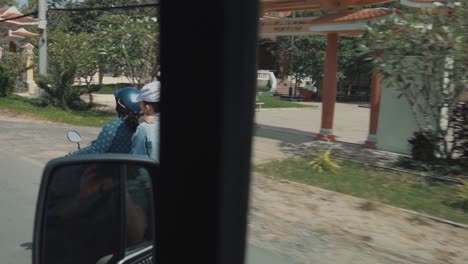 Vietnamesische-Familie-Fährt-Mit-Einem-Moped-Durch-Die-Stadt