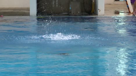 Cerrar-Mientras-El-Buzo-Se-Mete-En-La-Piscina